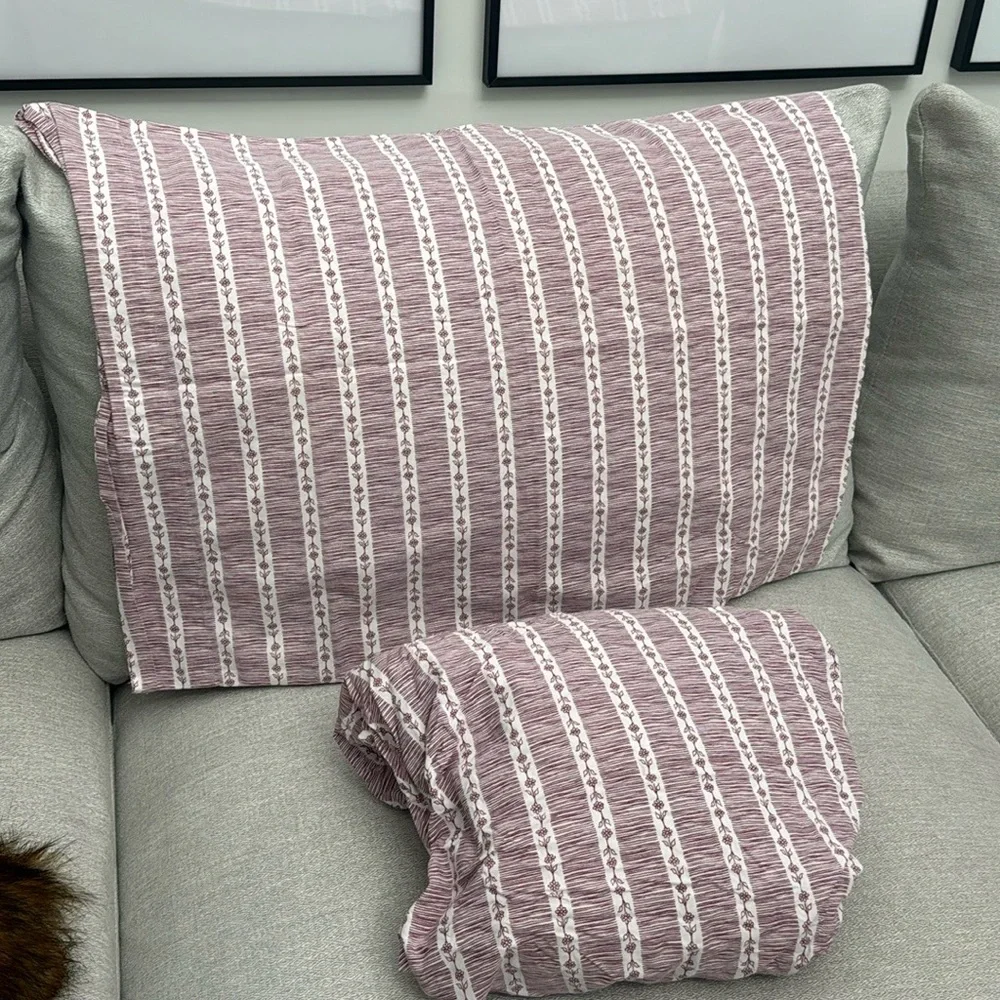 Anthrology twin size mauve floral color fitted sheet and pillow cover set